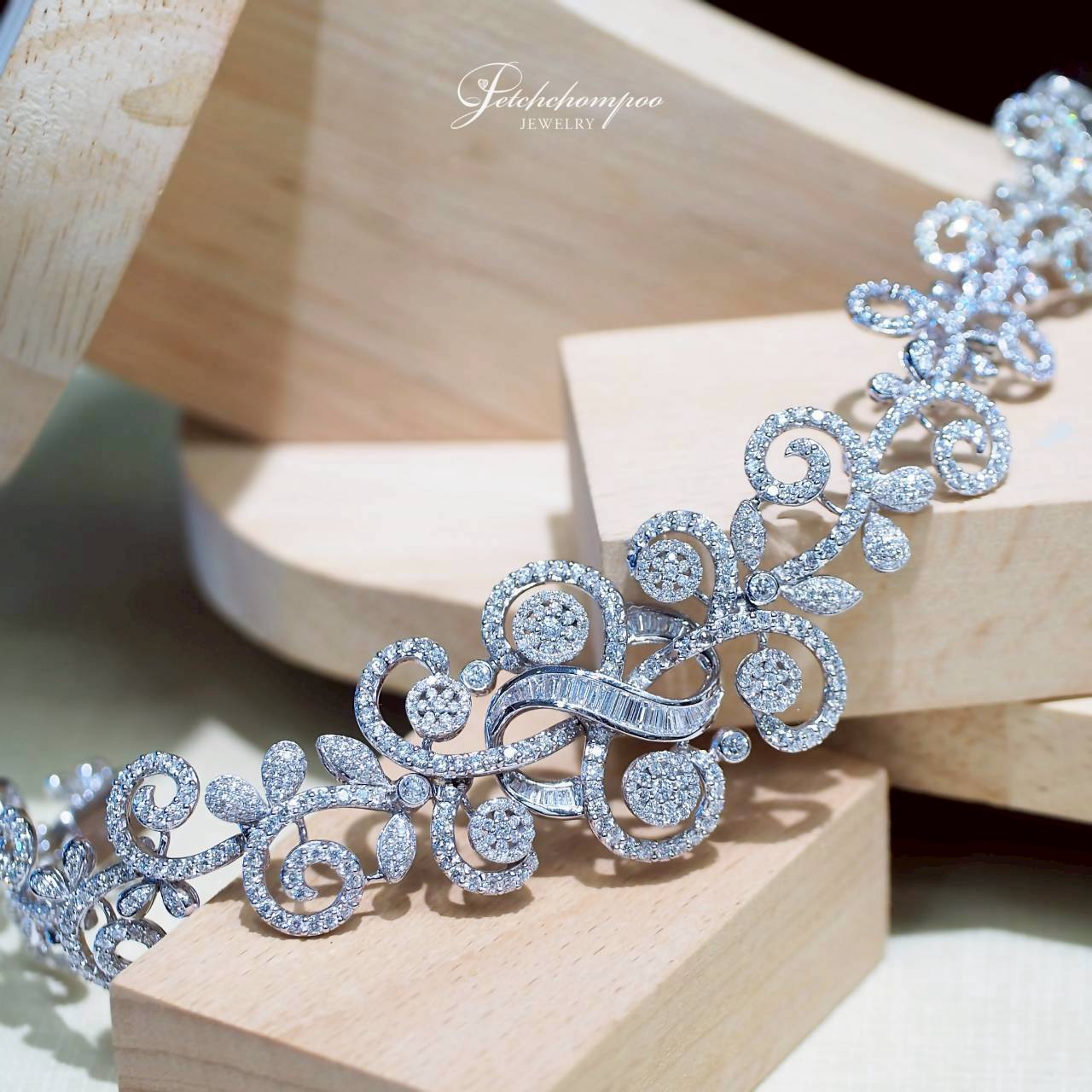 [30681] Imperial Arabesque Bracelet High Jewelry Diamond Bracelet  590,000 