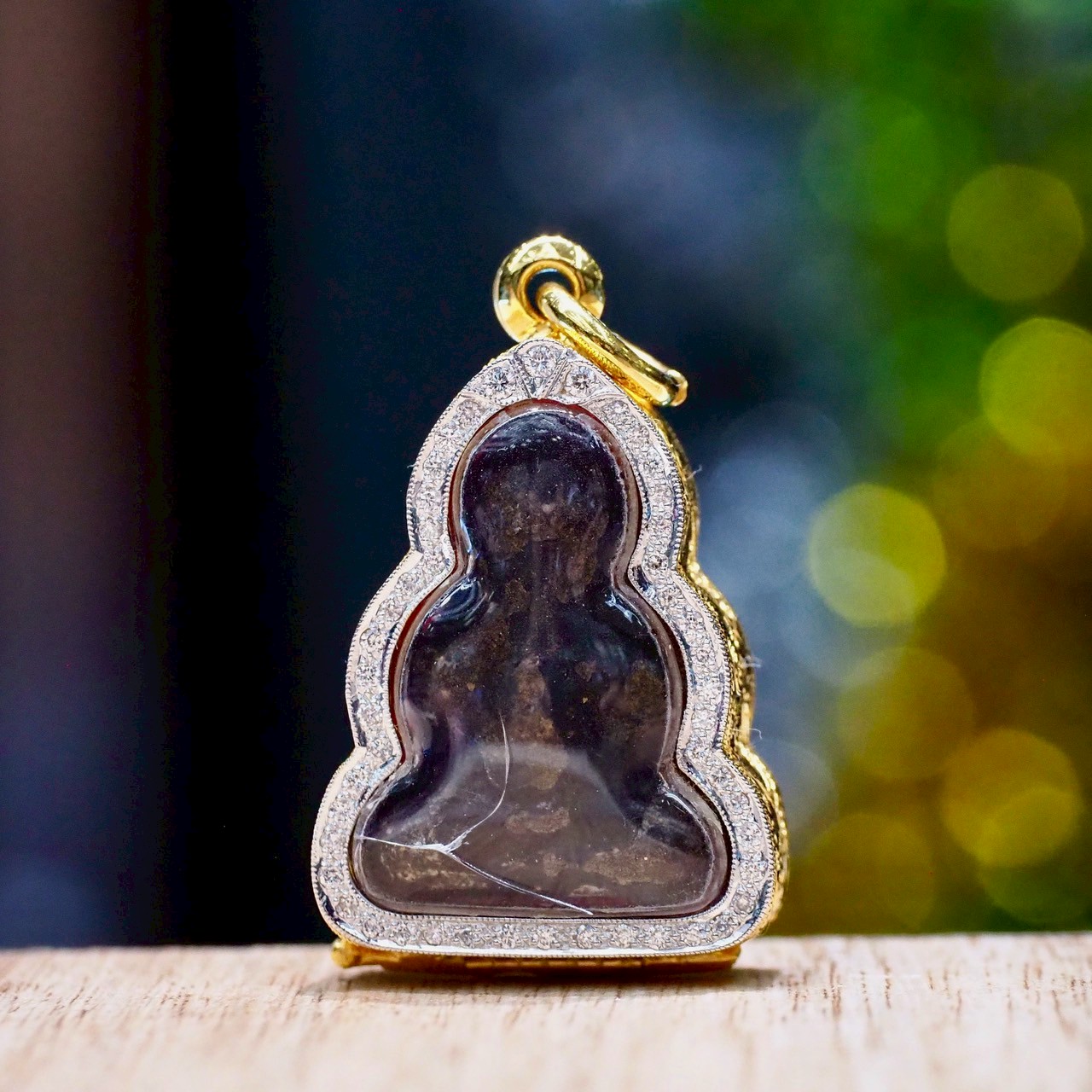 [30061] Phra Pidta Luang Pu Eiam, Saphan Sung Temple, powder material dipped in lacquer, gold frame with diamonds, with certificate  299,000 