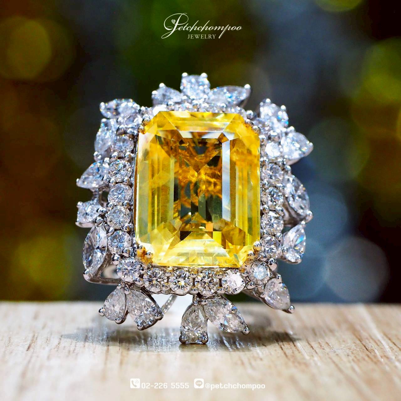 [30426] แหวนบุษราคัม Vivid Yellow Sri Lanka Unheated Solar Aurelia™ 18.22 กะรัต ล้อมเพชร | AIGS  790,000 