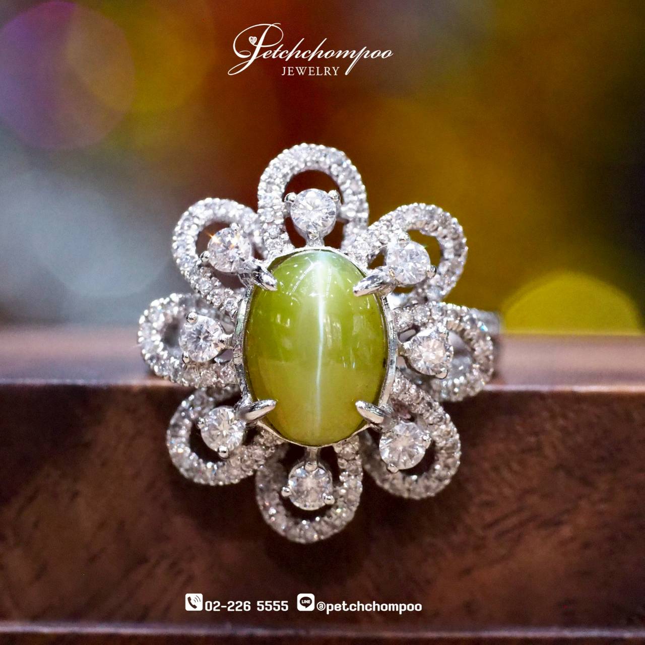 [28452] Cat's eye  ring, 5.40 carats, by diamonds. Discount 88,500