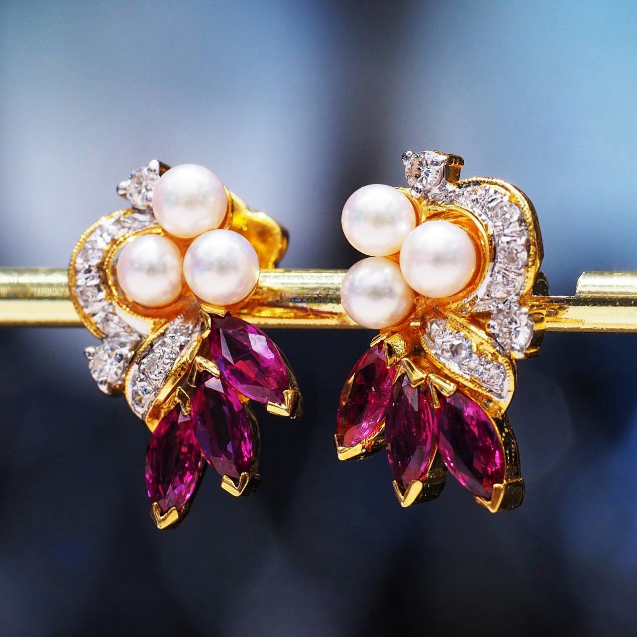 [31123] ต่างหูทับทิมพม่า+ไข่มุก Gemstone Floral ฝังเพชร ดีไซน์ช่อดอกไม้  39,000 