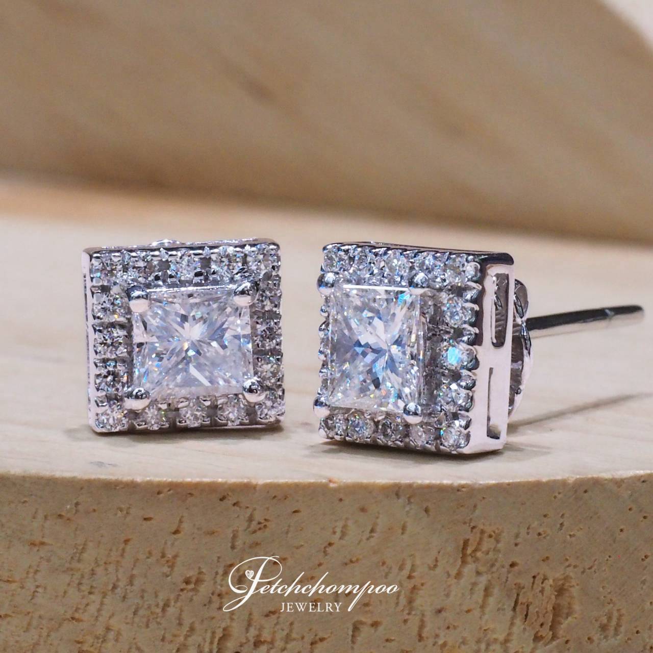 [27370] ต่างหูเพชร Princess Cut  Royal Halo เม็ดละ 36 ตังค์ เปล่งประกายโดดเด่นในทุกมุมมอง  59,000 