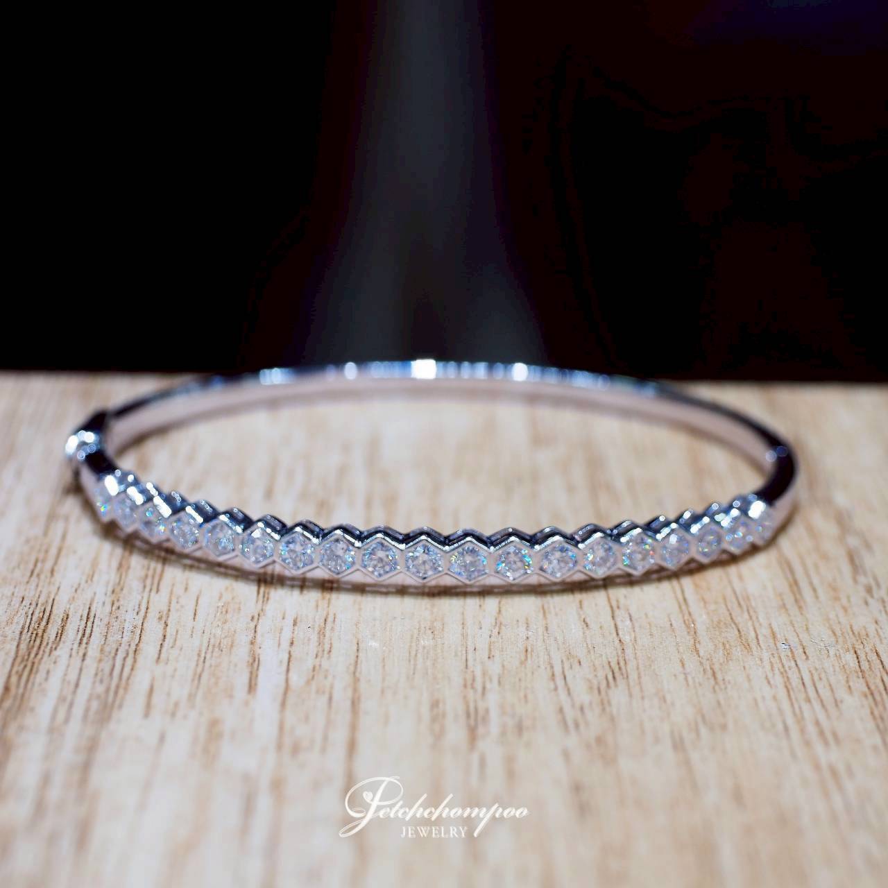 [30899] กำไลเพชรแถว Diamond Crest Bangle 1.40 กะรัต  119,000 