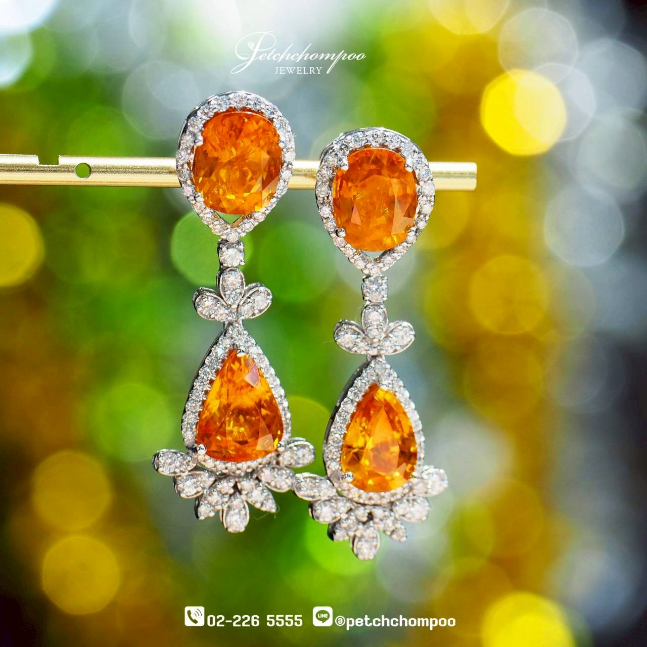 [30207] Golden Flame Drape™ ต่างหูบุษราคัมสยาม 16.03 กะรัต ล้อมเพชร  139,000 