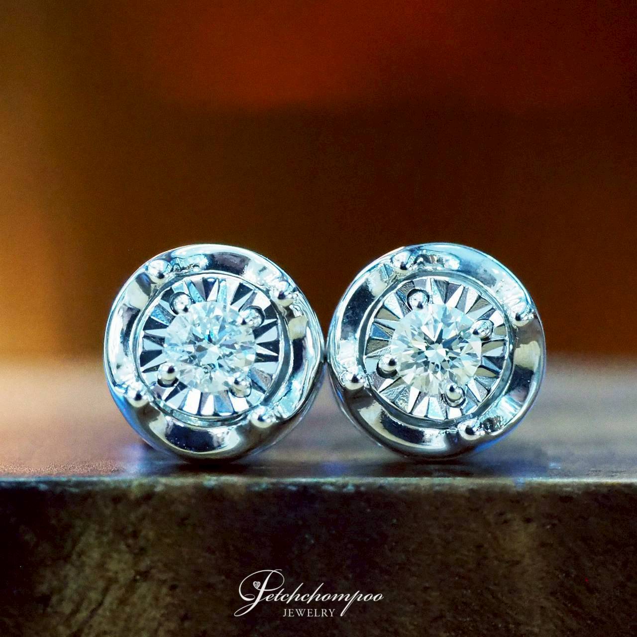 [30603] Illume Petite Glow – Minimal Reflective Halo Diamond Studs  25,000 
