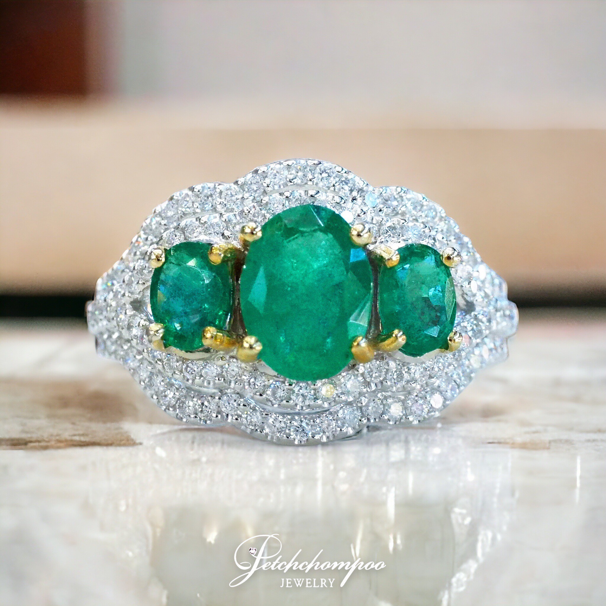 [29556] Emerald with diamond ring  59,000 