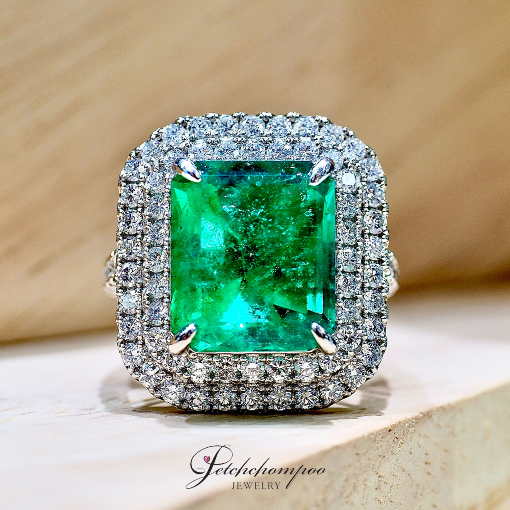 [30581] แหวนมรกตโคลัมเบียใบเซอร์สถาบัน GUILD Majestic Green 9.46 กะรัต ล้อมเพชรสุดหรู ลดราคาเหลือ 959,000