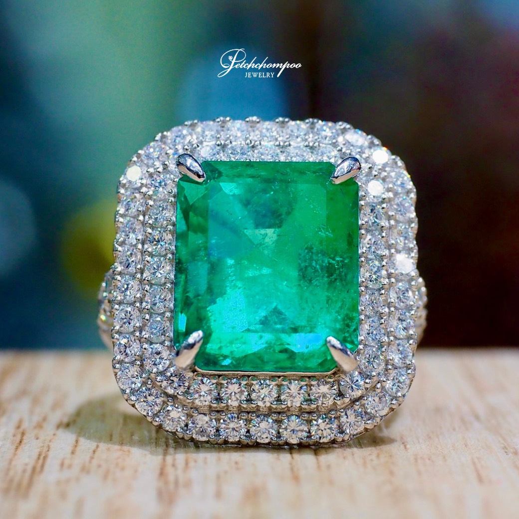 [30581] แหวนมรกตโคลัมเบีย Majestic Green™ 9.46 กะรัต ล้อมเพชรสุดหรู ลดราคาเหลือ 959,000
