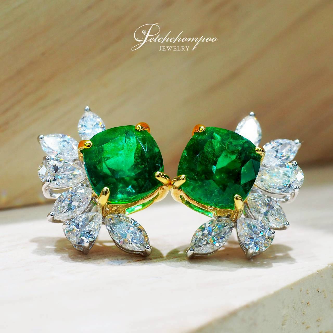 [30705] ต่างหูมรกตโคลอมเบีย Muzo Émeraude Royale รวม 4.82 กะรัต ล้อมเพชร | C.DUNAIGRE  659,000 