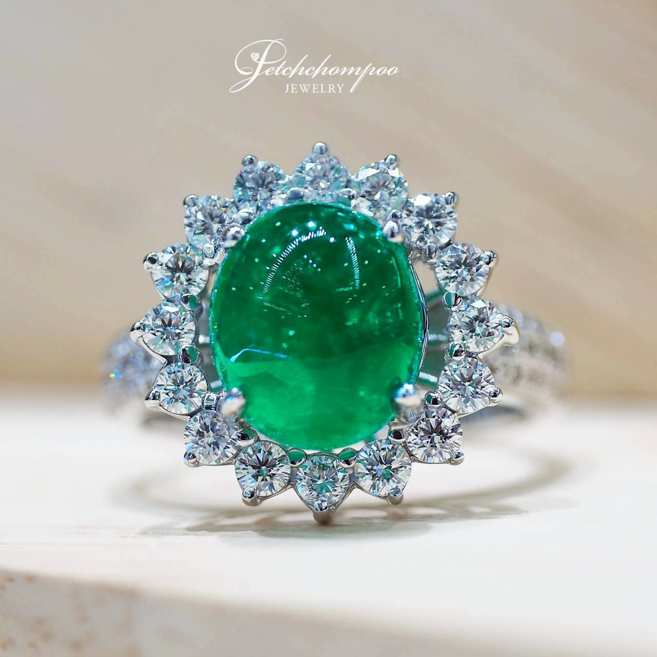 [29339] แหวนมรกตโคลอมเบีย Imperial Emerald Blossom 4.09 กะรัต ล้อมเพชร  59,000 