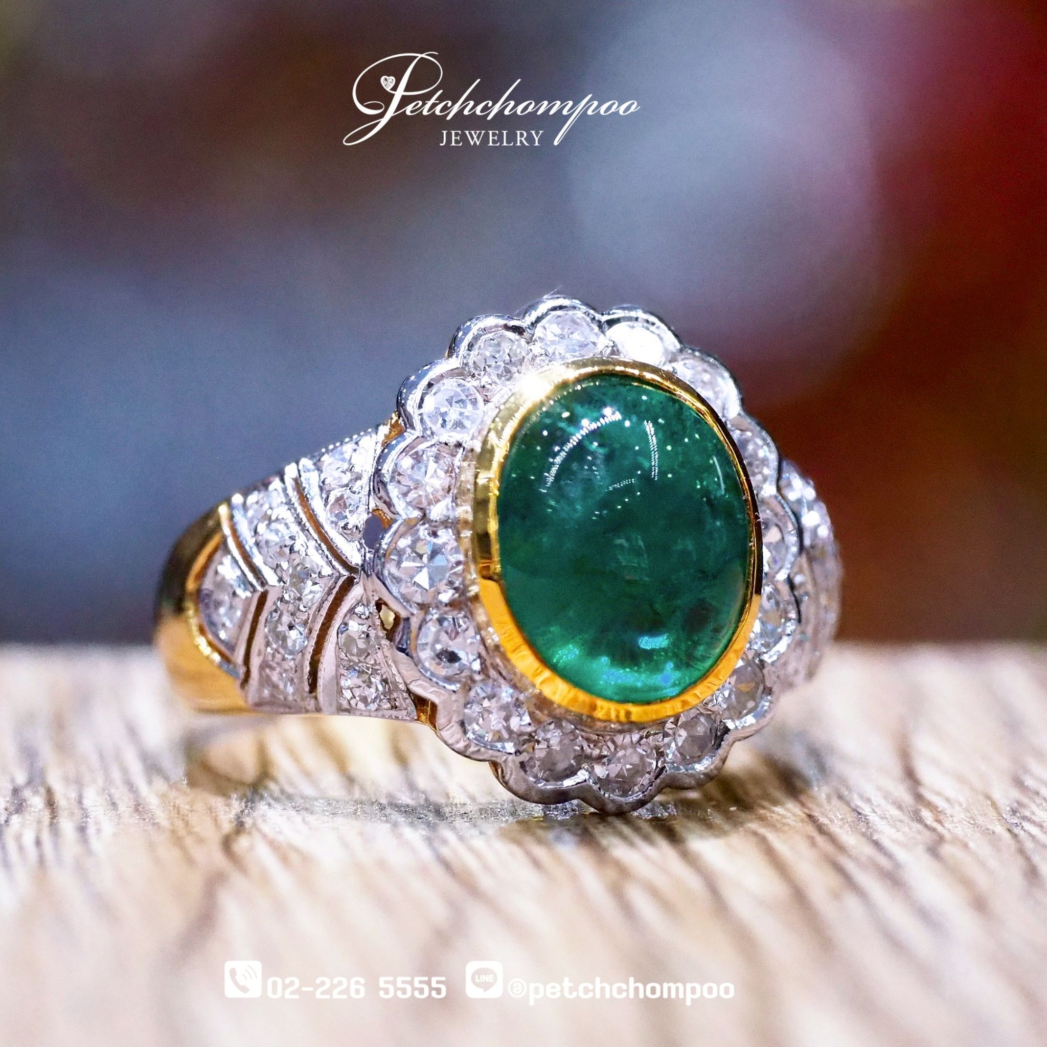 [27229] Colombian emerald ring set with diamonds Discount 42,800