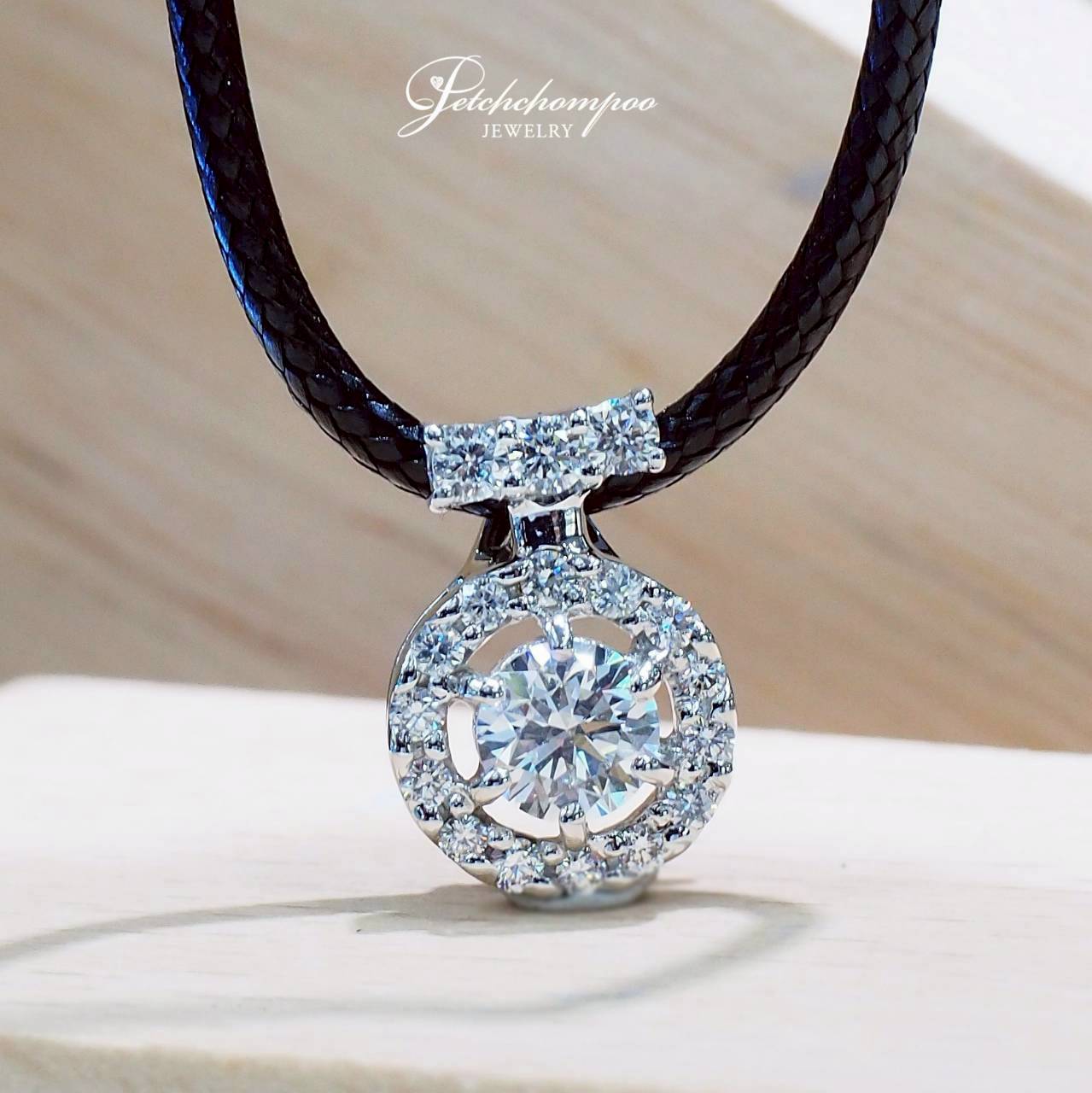 [30671] Radiant Halo Essence Diamond Halo Pendant  | GIA F VS1 3EX Discount 79,000