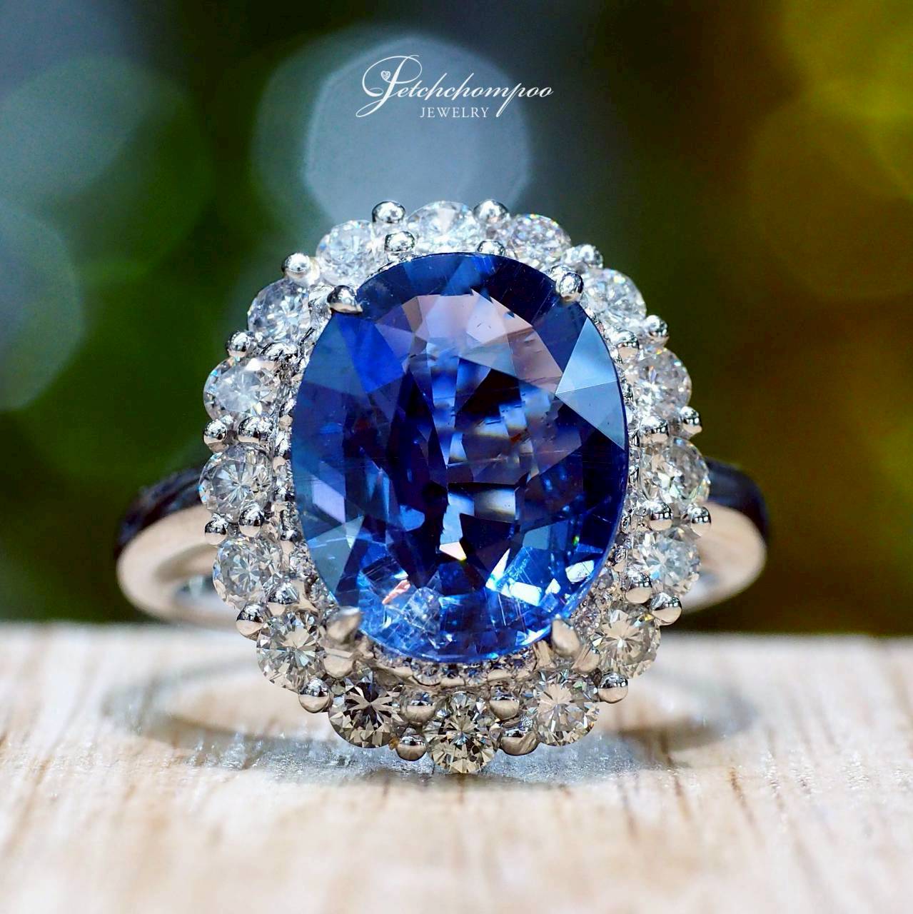 [30535] แหวนไพลินเปลี่ยนสีสดไม่เผา Madagascar Eternal Spectrum Sapphire™ 5.07 กะรัต ล้อมเพชร  | GFCO  169,000 