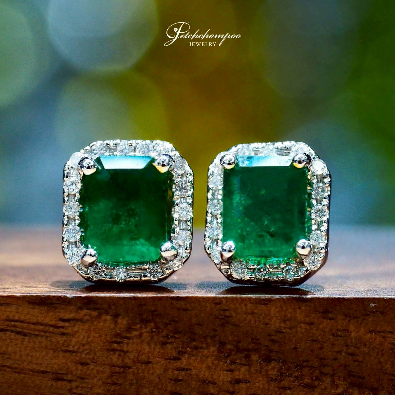 [30433] ต่างหูมรกตโคลอมเบีย Vivid Green Emerald Radiance Studs™ 1.93 กะรัต ล้อมเพชร | GFCO  49,000 