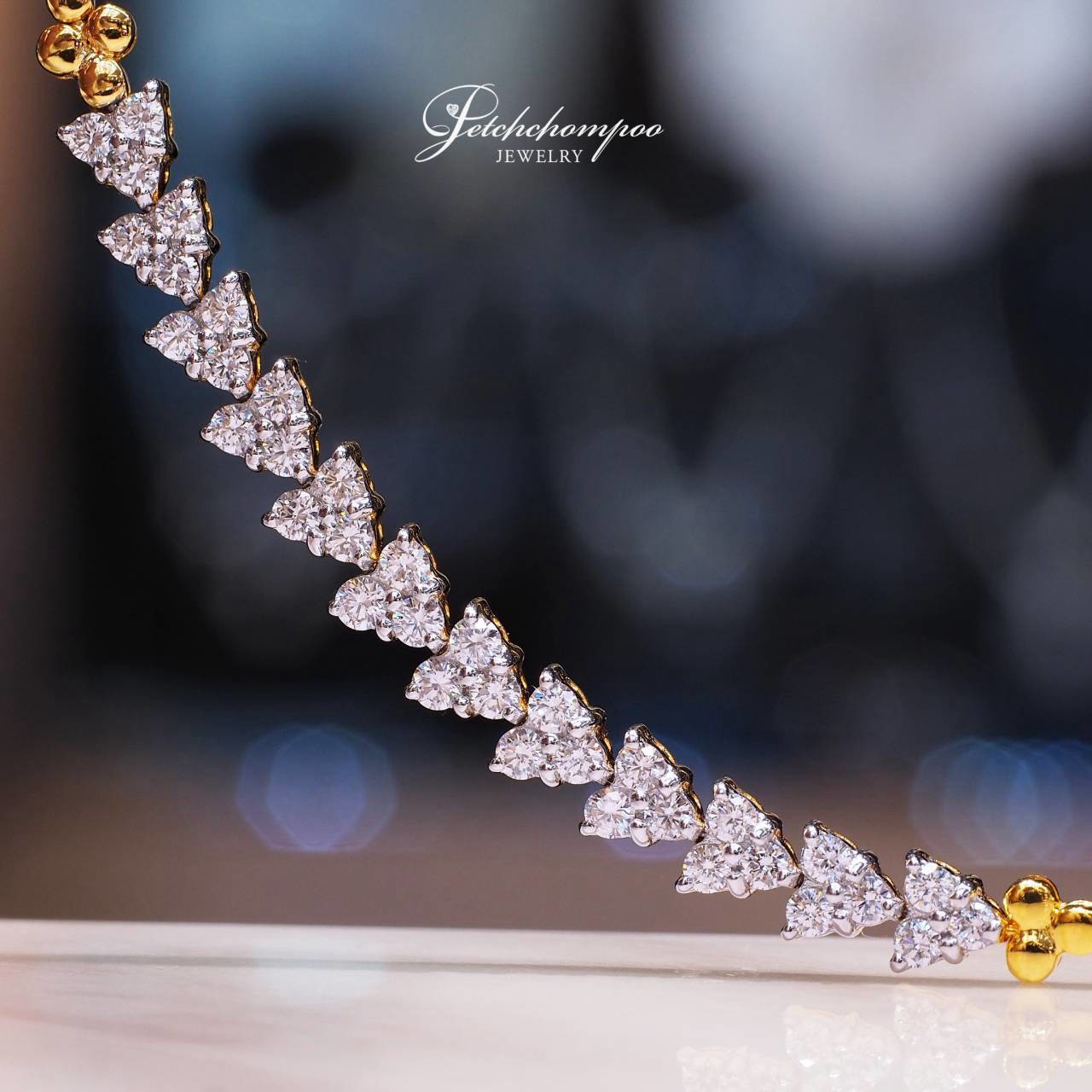 [31129] Diamond bracelet featuring a heart-link design, with a total weight of 1.60 carats.  139,000 