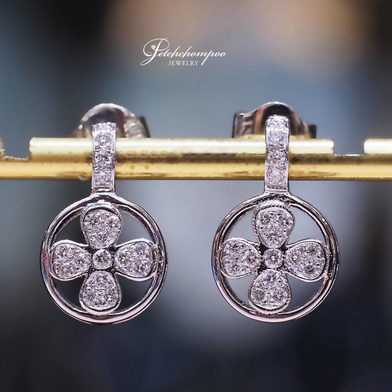 [31111] ต่างหูเพชรตุ้งติ้ง Blossom Circle ดีไซน์ดอกไม้ในกรอบวงกลมสุดไอคอนิก  39,000 