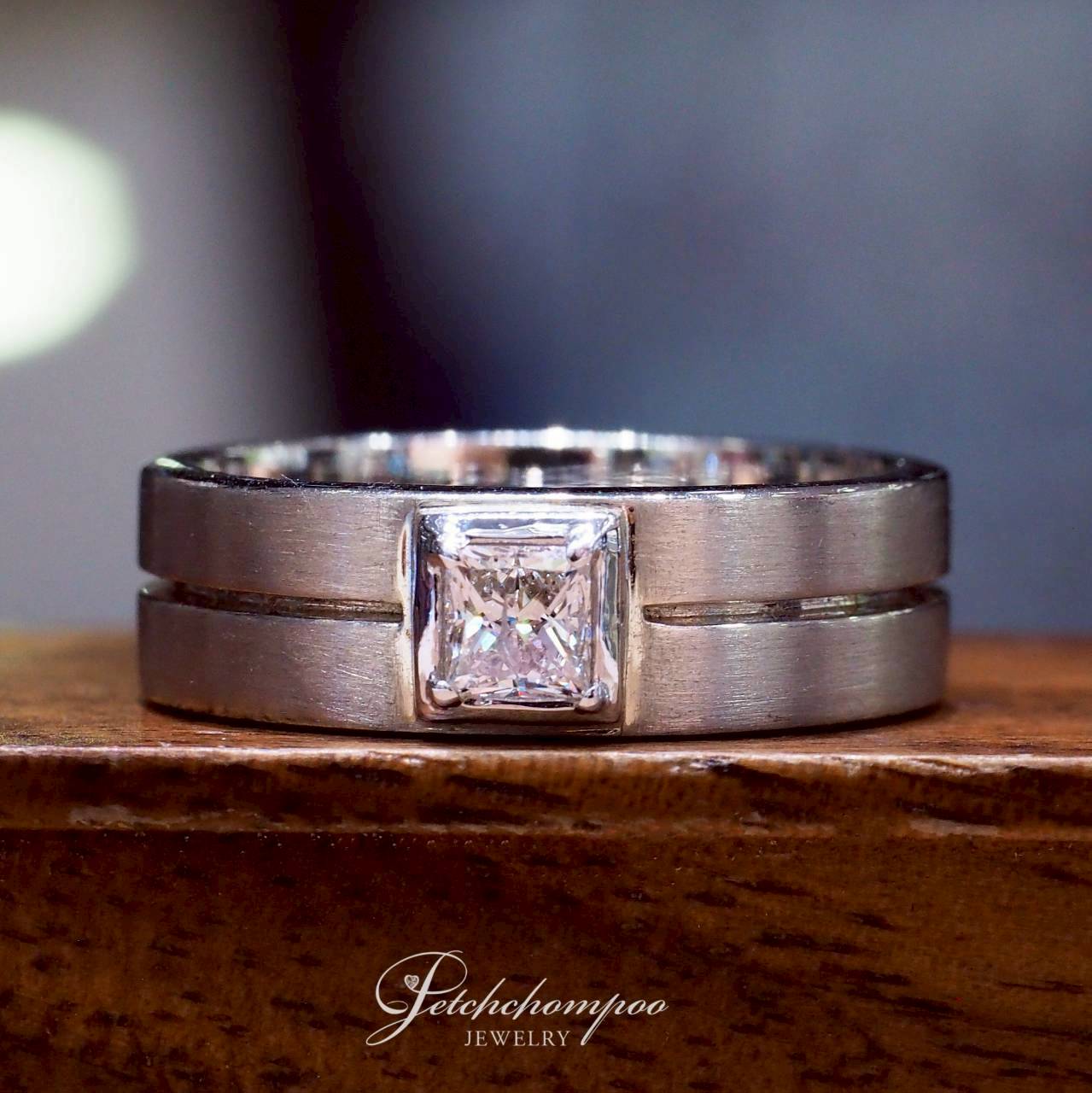 [30853] แหวนเพชรชาย Princess Cut Sovereign Crest ความหรูหราแบบร่วมสมัย  69,000 