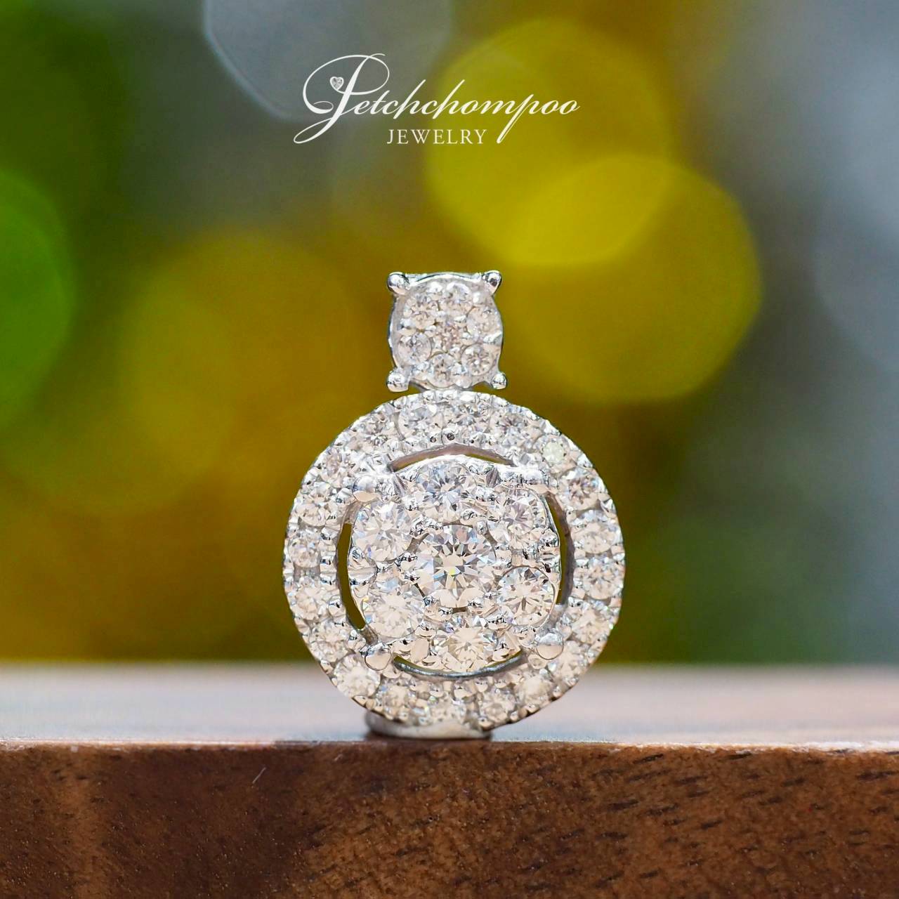 [30569] Halo Aurora Shine – Elegant Diamond Pendant  19,000 