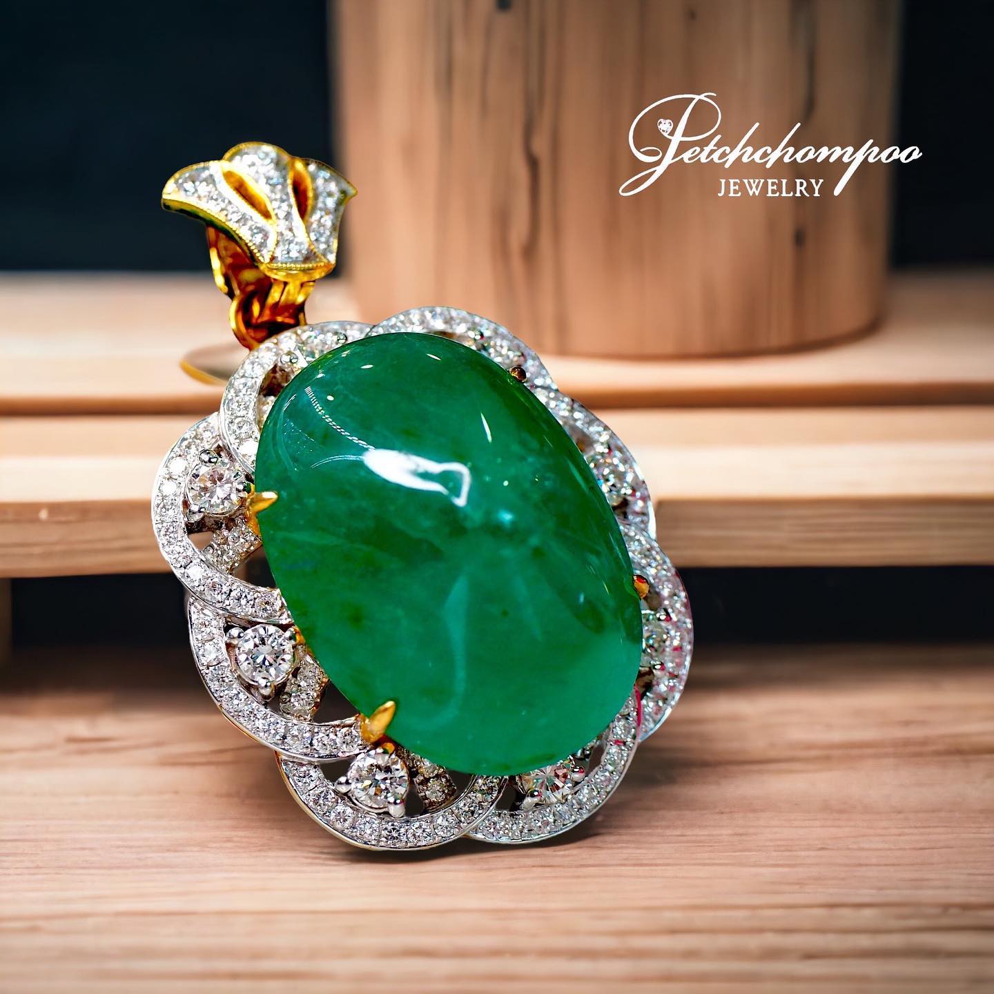 [024426] 40 Carats Co lum bia Emerald Pendant  359,000 