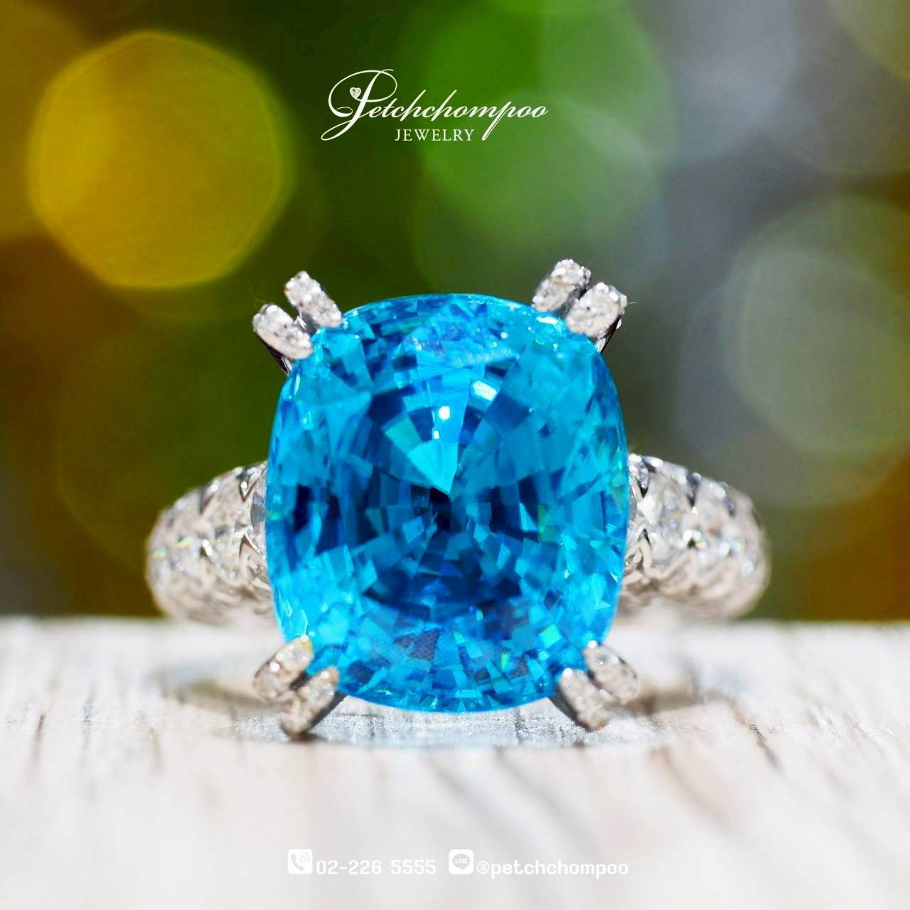 [30275] แหวนเพทายฟ้า Neon Ocean Zircon™ 15.21 กะรัต ล้อมเพชร | Emil  129,000 
