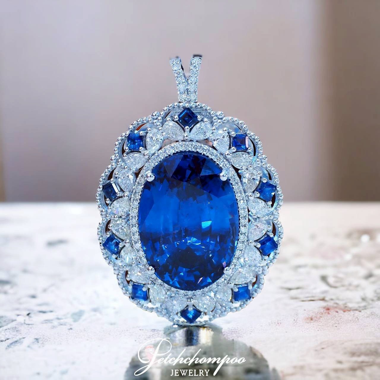 [28566] Ceylon blue sapphire pendant, 30.76 carats, GRS certificate.  3,900,000 