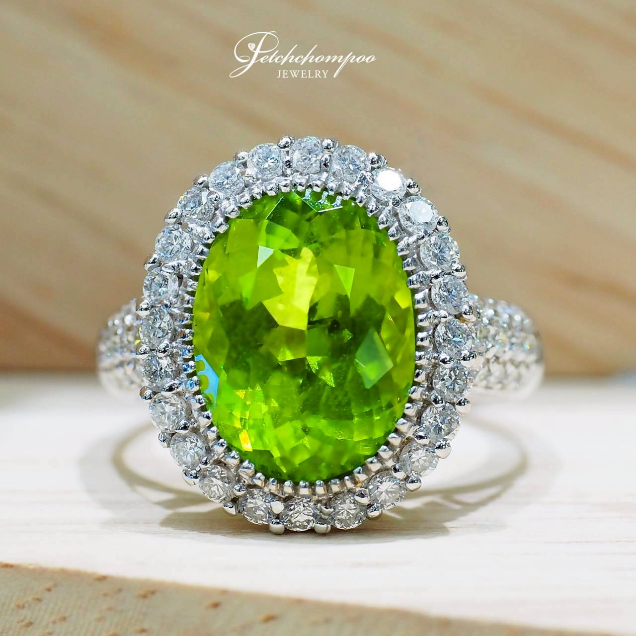 [30720] แหวนเพอริตอท สี Vivid Yellow-Green Verdant Lumière Majesty 4.60 กะรัต | GFCO  69,000 