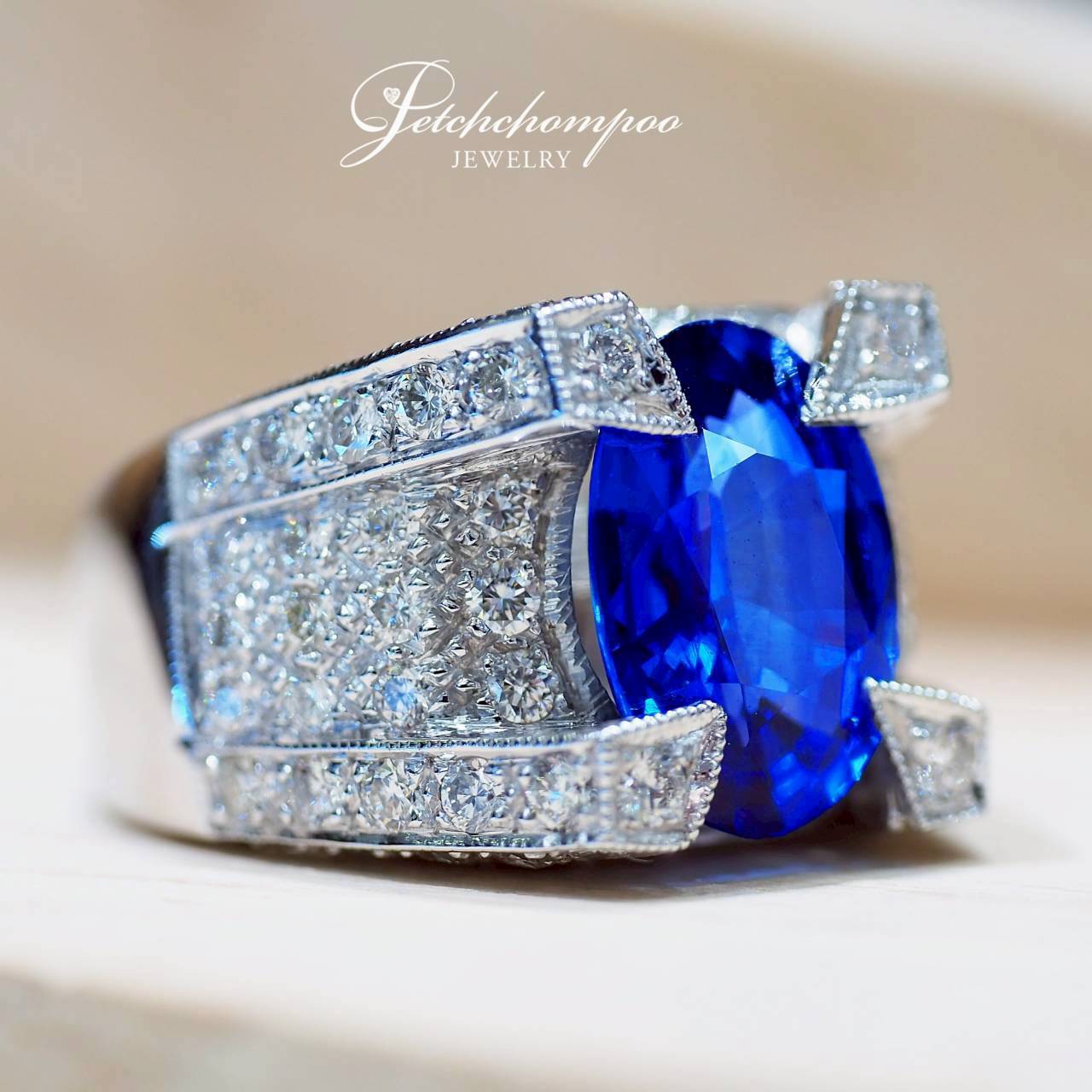 [30748] Royal Ceylon Prestige 4.68 carats, surrounded by diamond ring  299,000 