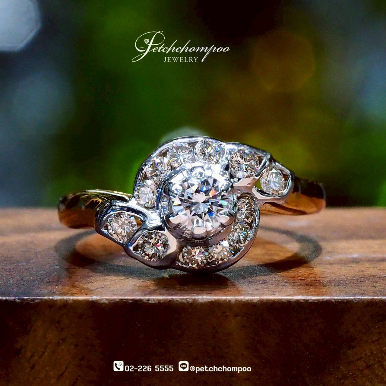 [30391] แหวนเพชรกลีบดอกไม้โอบเพชรกลาง Twilight Blossom™ รวม 0.46 กะรัต  39,000 