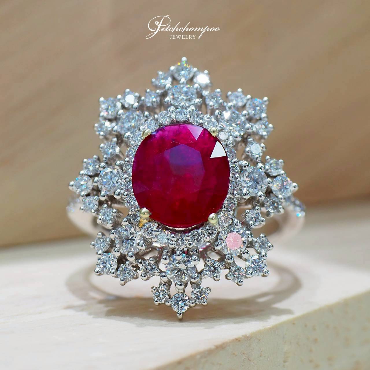 [30690] แหวนทับทิมโมซัมบิก Imperial Crimson Bloom 2.21 กะรัต ล้อมเพชรศิลป์ ( Emil )  159,000 