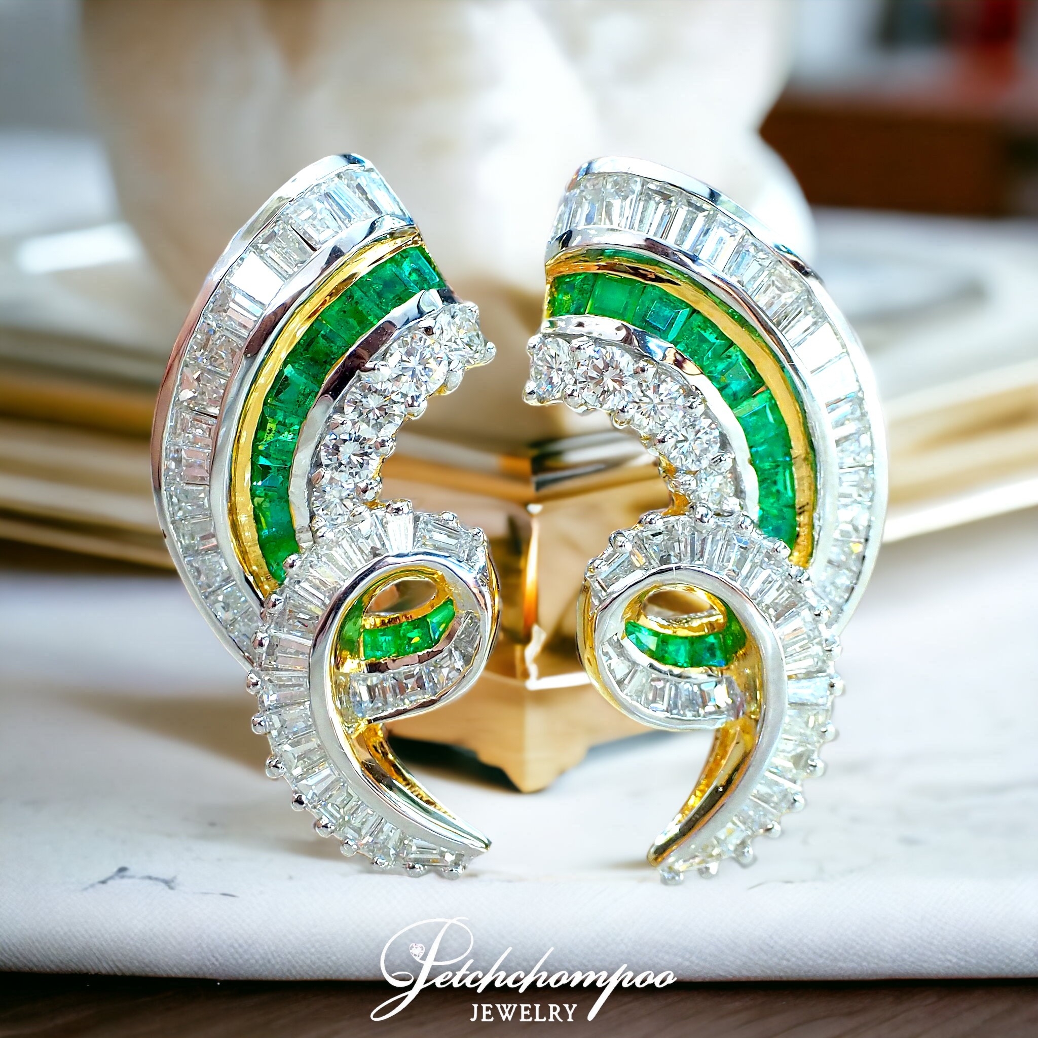 [28313] 3.58 carat diamond earrings set with emeralds  149,000 