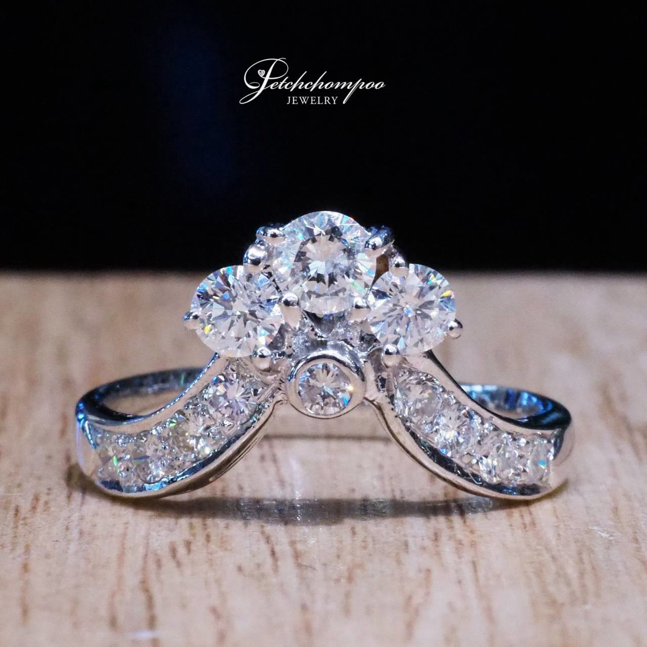 [31089] แหวนเพชรสามเม็ดเรียง  Trinity Tiara ดีไซน์มงกุฎ  39,000 