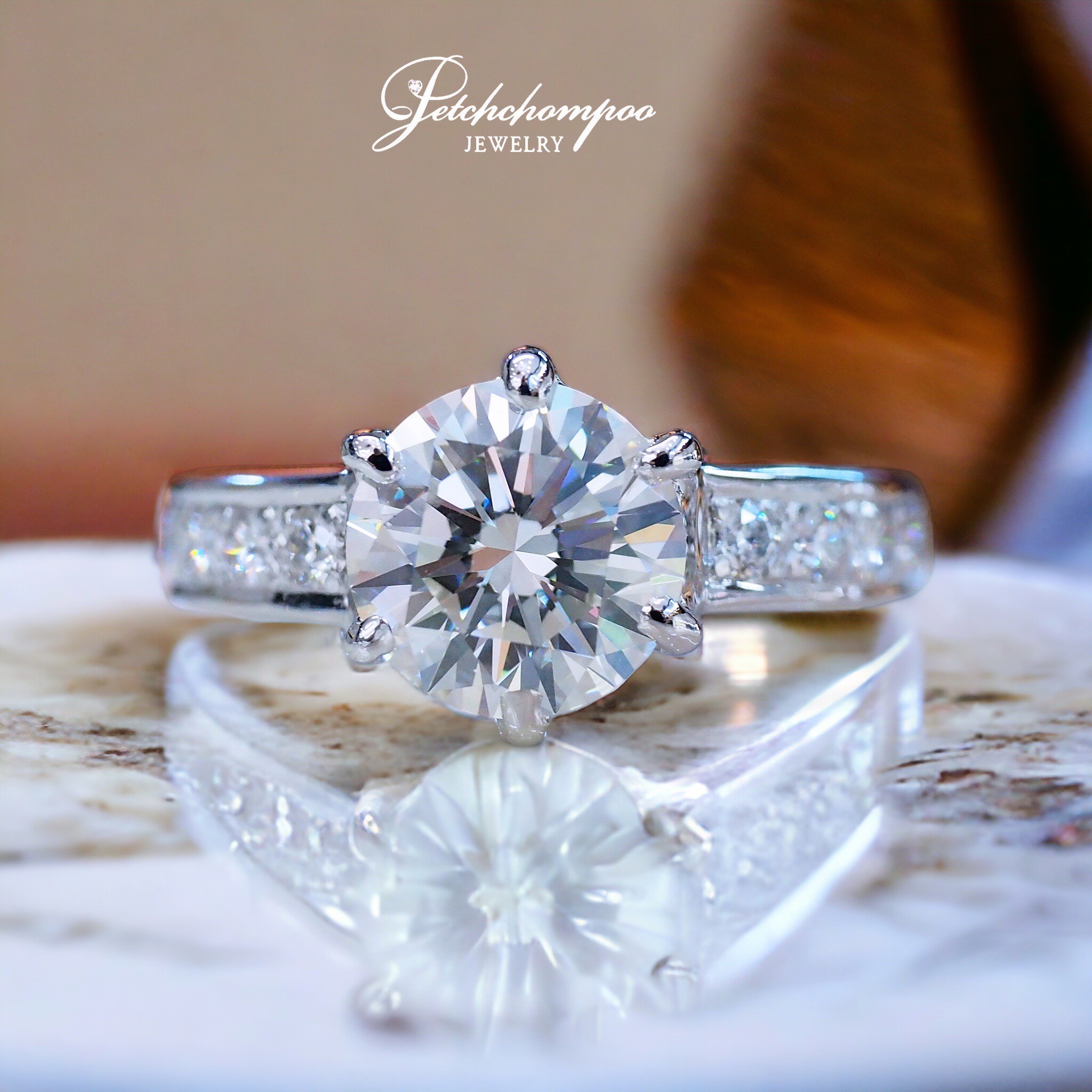 [28835] Diamond Absolute™ Ring – 2.05 Carats of Timeless Brilliance | J  / VVS2 / HRD Discount 439,000