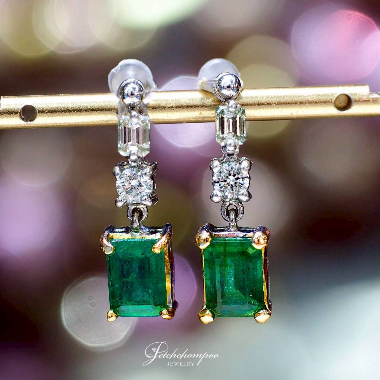 [30545] ต่างหูมรกตแซมเบีย Emerald Symphony Drops™ 2.00 กะรัต ล้อมเพชร  49,000 