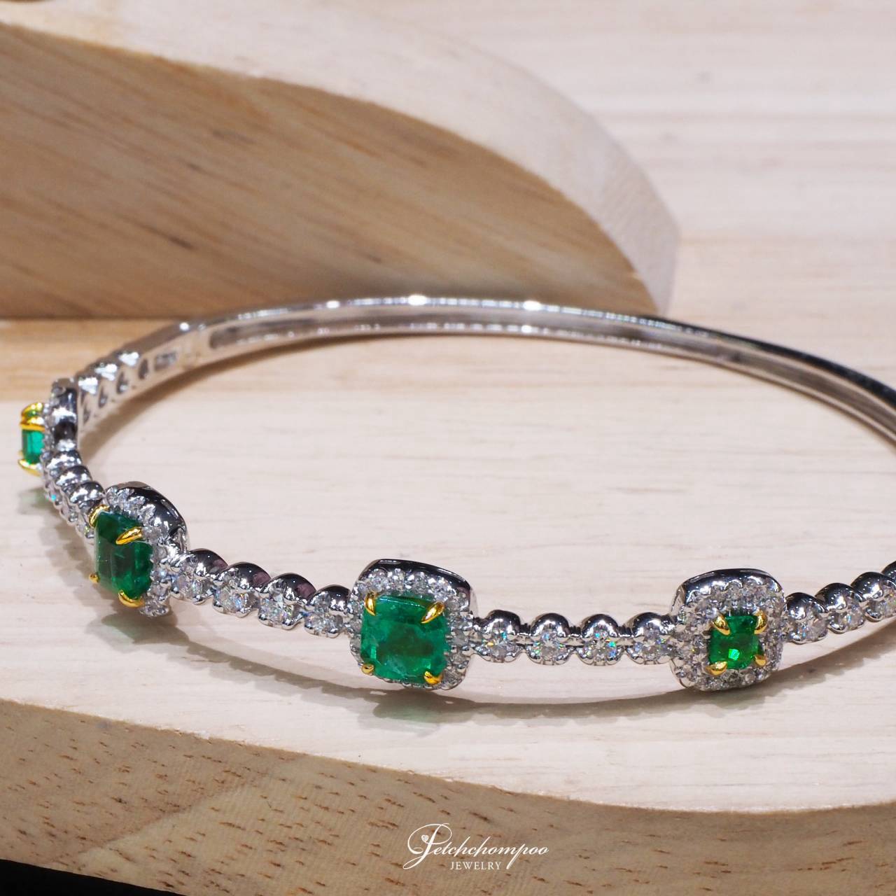 [29255] กำไลมรกตโคลัมเบีย Emerald Royale 1.47 กะรัต ล้อมเพชร ความเขียวอันเป็นนิรันดร์  89,000 