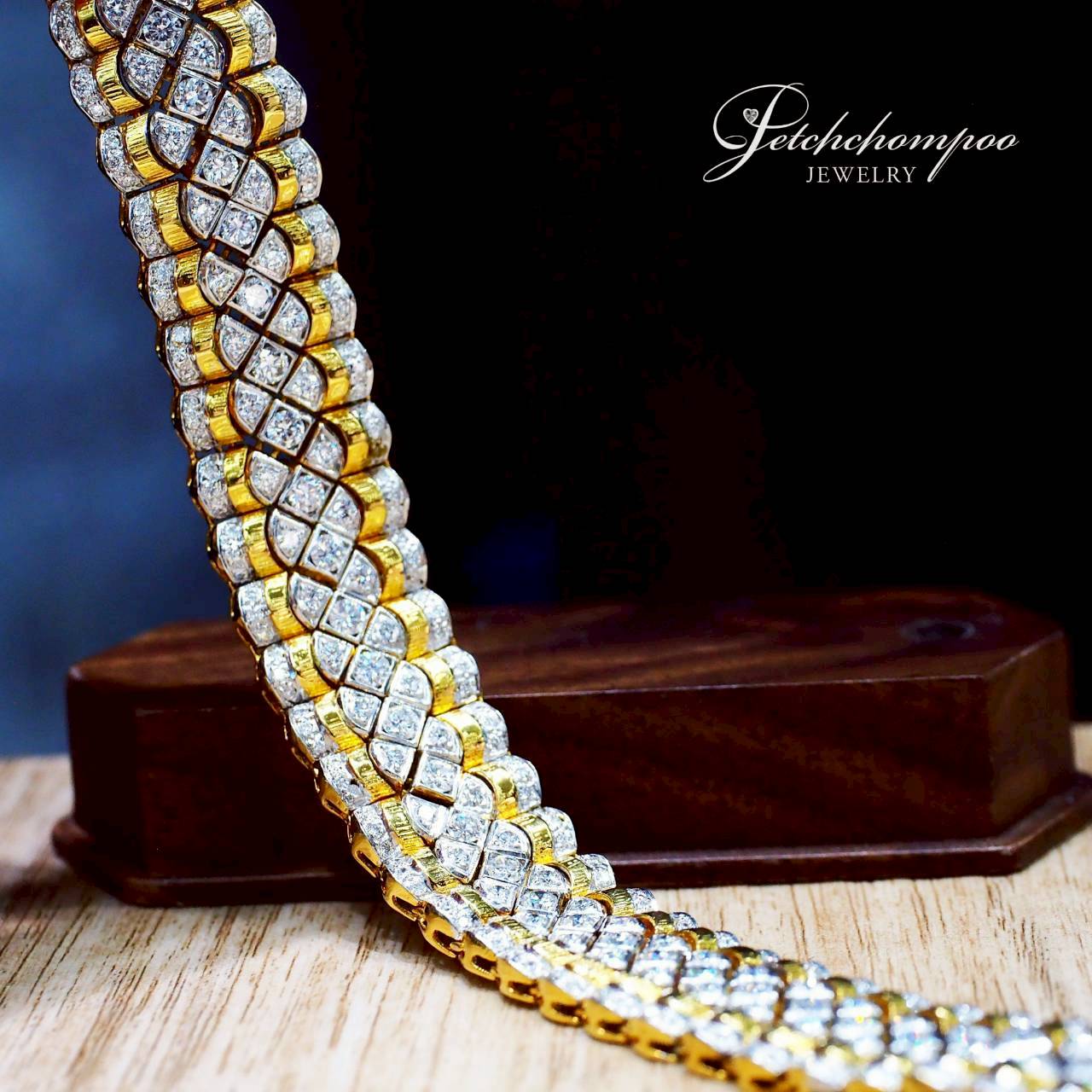 [30516] สร้อยข้อมือเพชร Regal Lotus Weave™ 5.16 กะรัต ลายกลีบบัวสุดหรู  299,000 