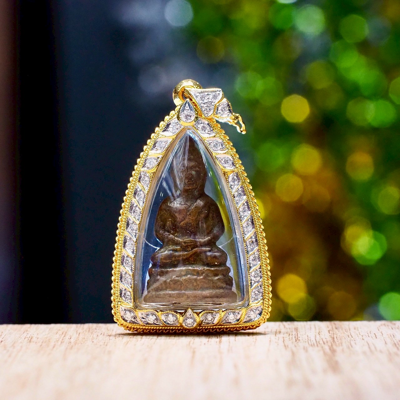 [30059] Phra Chaiwat Udkring, Phra Ajarn Pha, Wat Rakhang Khositaram, year 2017, mixed metal, gold frame, diamond-studded, with certificate  149,000 