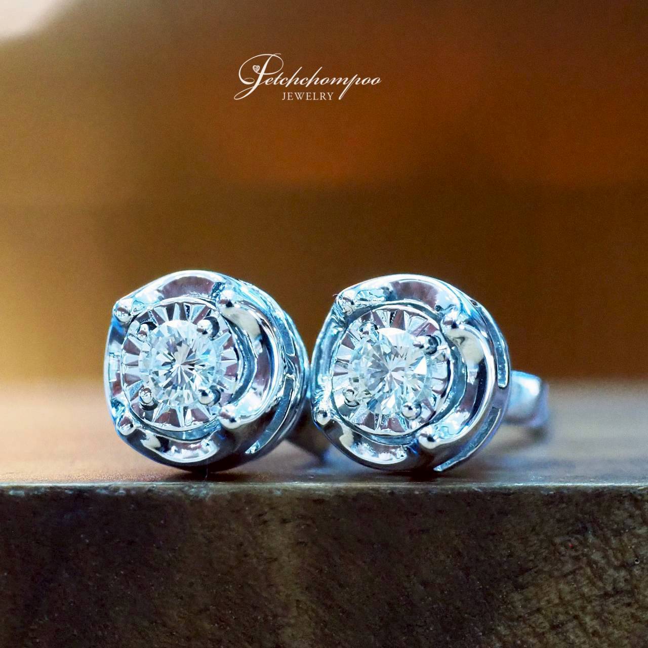 [30602] ต่างหูเพชร Luna Radiant Duo 0.32 กะรัต ล้อมจานแสงดีไซน์โค้งหรู  35,000 