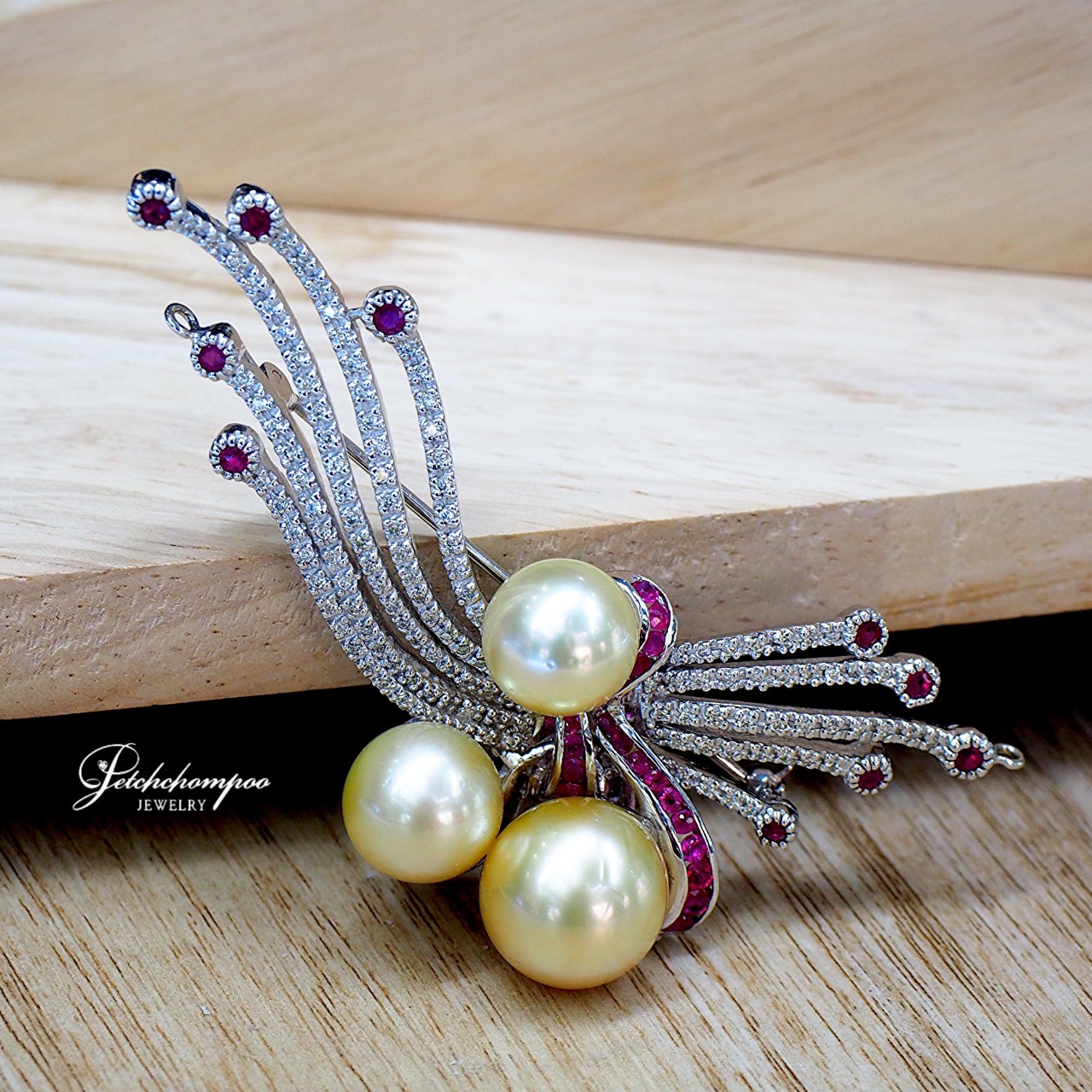 [29077] Aurora Flow เข็มกลัด+Choker มุกทอง 2-in-1 แปลงเป็นเข็มกลัดได้  189,000 