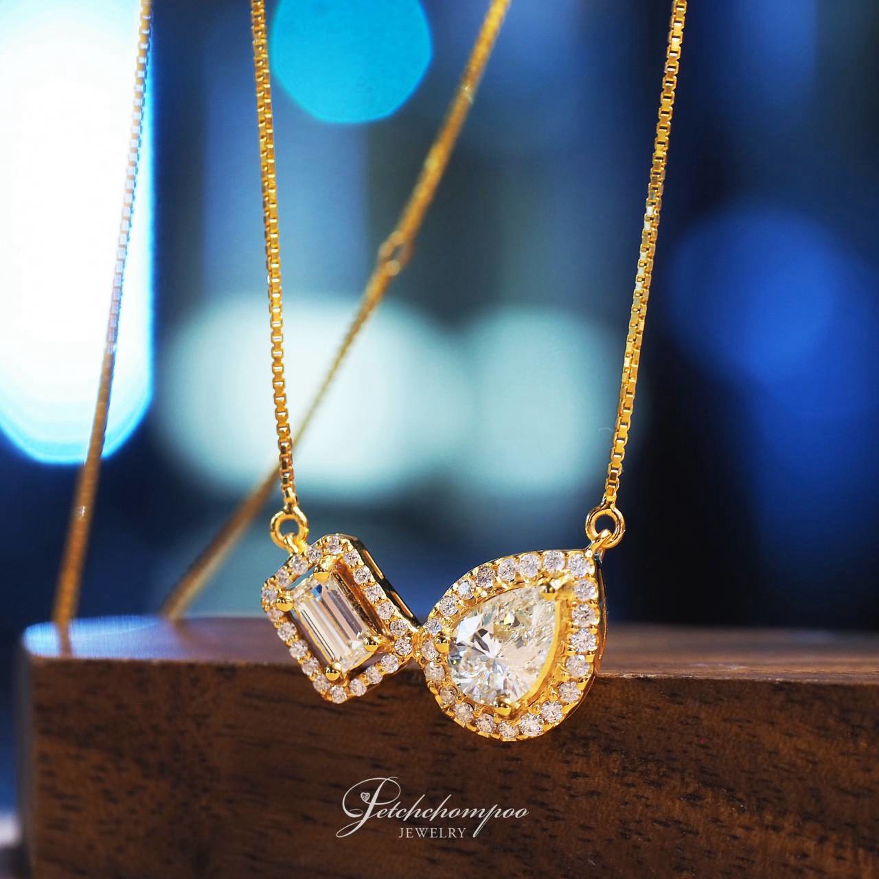[31044] สร้อยคอพร้อมจี้เพชร Toi et Moi เพชรหยดน้ำและเอมเมอรัลด์ รวม 1.31 กะรัต  89,000 
