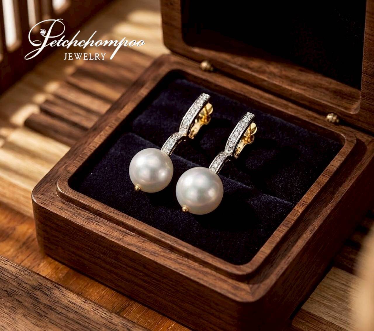 [025128] ต่างหูไข่มุกเซ้าซี Ocean Whisper™ ล้อมเพชร  49,000 