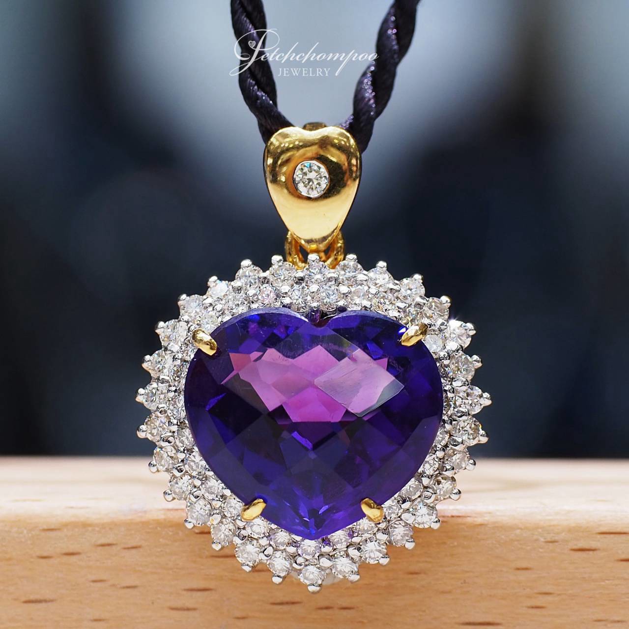 [31135] Heart-shaped Amethyst Halo Pendant (5.03 carats) with Diamond Surround  89,000 