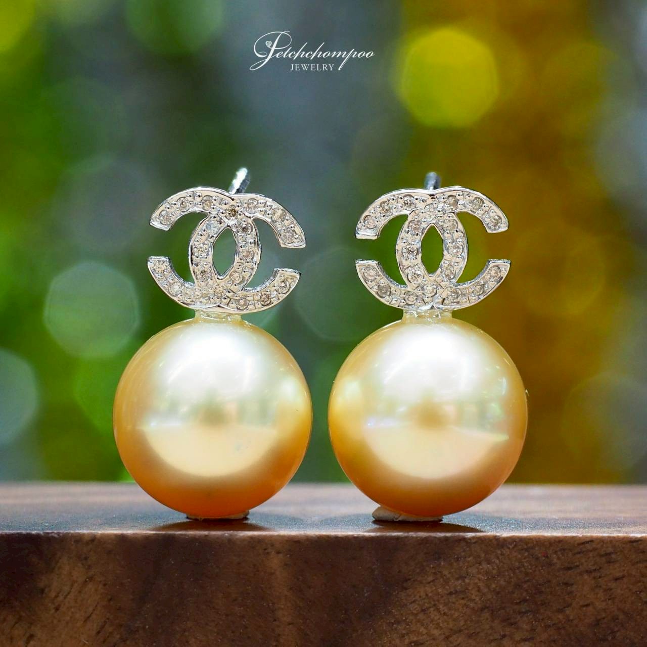 [30182] Golden Luxe™ ต่างหูมุกเซ้าซีสีทอง 10 มม.  29,000 