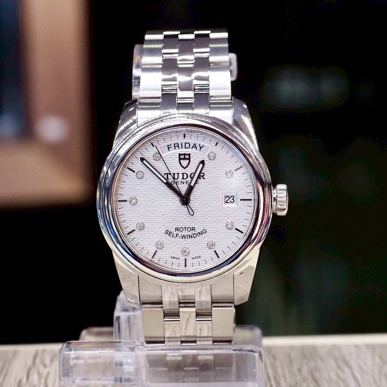[018070] Tudor 56000 Day-Date – หน้าปัดขาวลายคลื่น ประดับหลักเพชร พร้อมกล่องใบครบ ลดราคาเหลือ 99,000