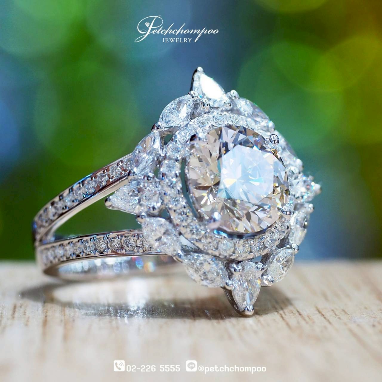 [30228] แหวนเพชรเม็ดกลาง Celestial Blossom™ 2.50 กะรัต ล้อมเพชร ลดราคาเหลือ 245,000