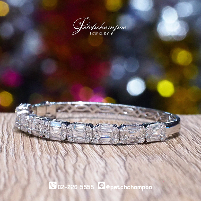 [27433] Regal Radiance™ 3.75 carats Emerald-Cut Diamond Bangle  179,000 