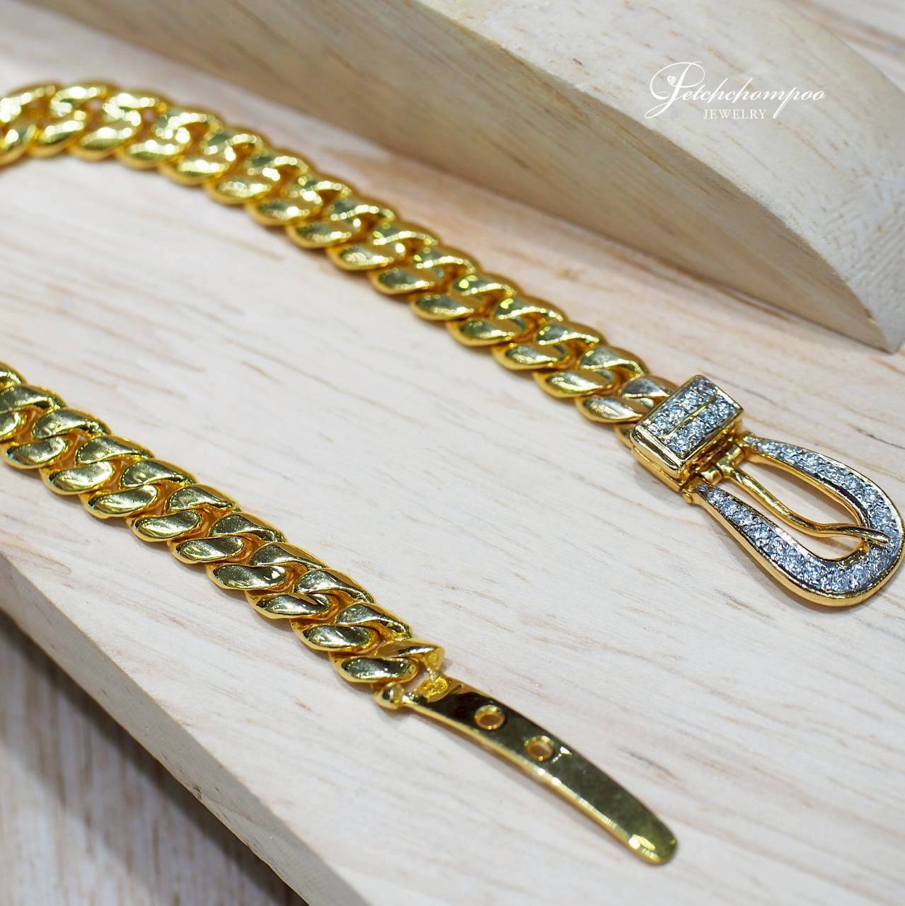 [30245] สร้อยข้อมือ Golden Bold ทองฝังเพชรหัวเข็มขัด  159,000 