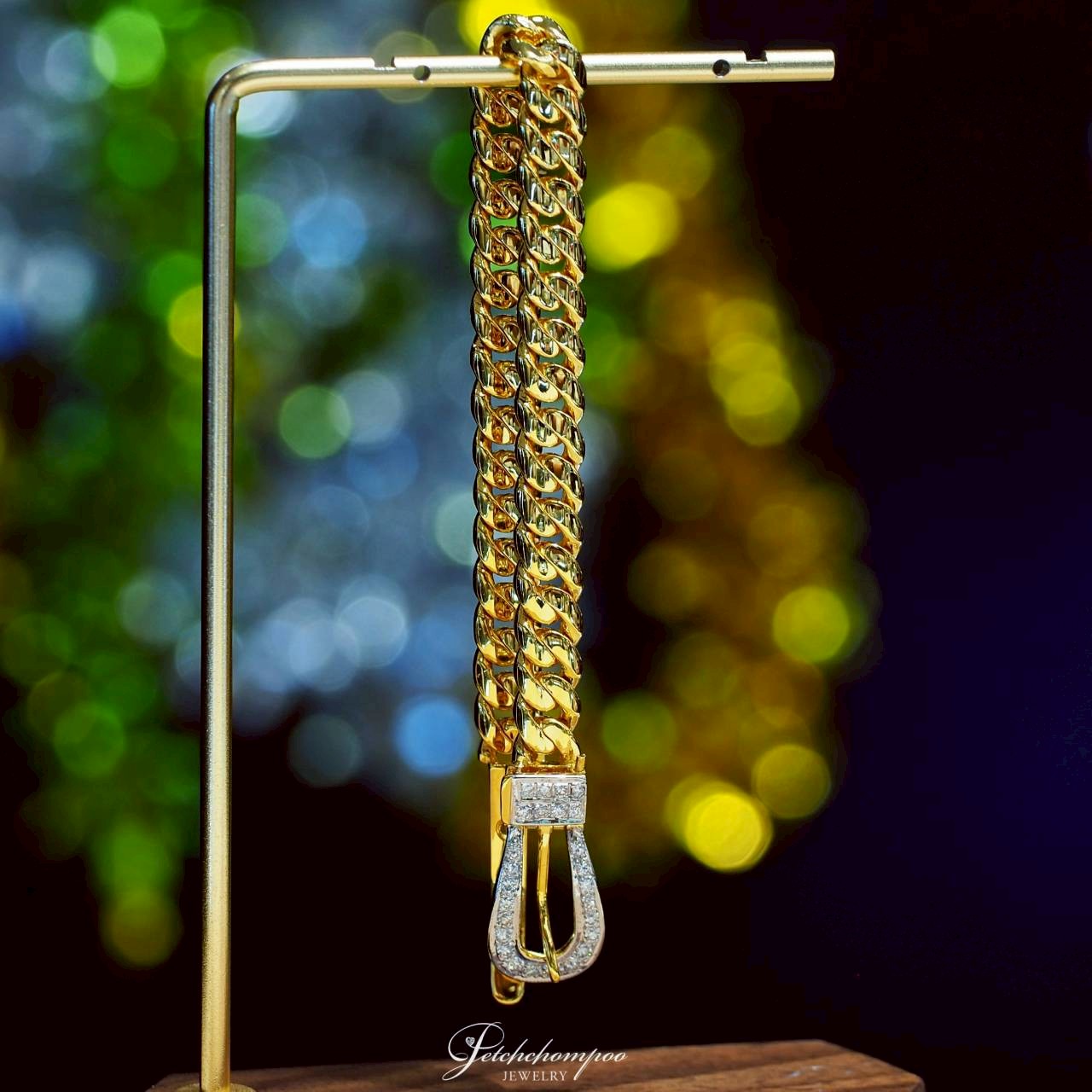 [30245] สร้อยข้อมือ Golden Bold™ ทองฝังเพชรหัวเข็มขัด  129,000 