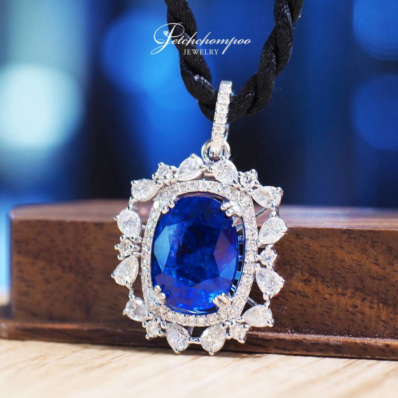 [31033] จี้ไพลินศรีลังกา Cornflower Blue 7.88 กะรัต ล้อมเพชร | GFCO  169,000 