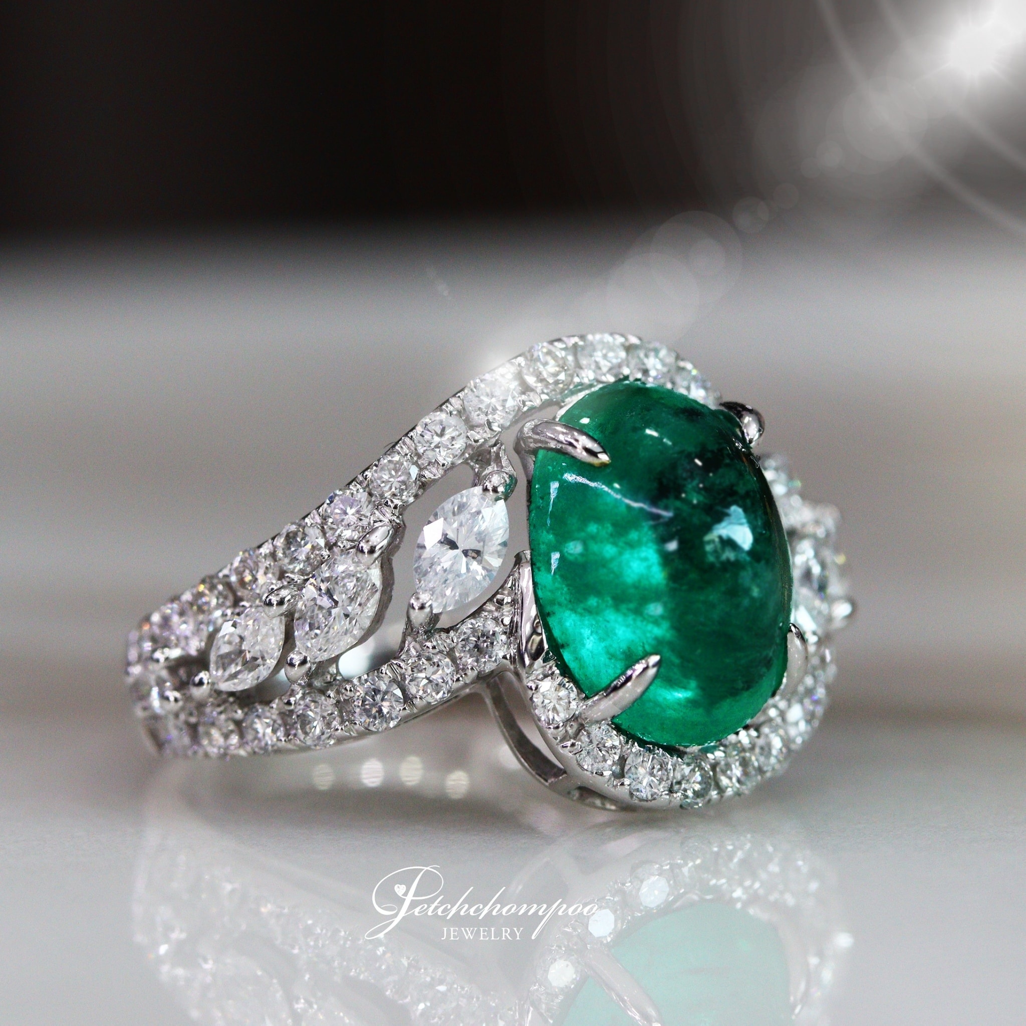 [25547] 3.26 Carat Emerald with Diamond Ring Discount 52,400