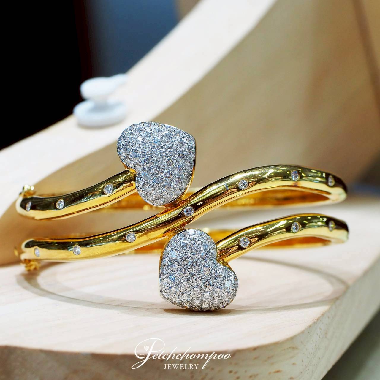 [30740] Twin Heart Embrace Diamond Bangle  239,000 